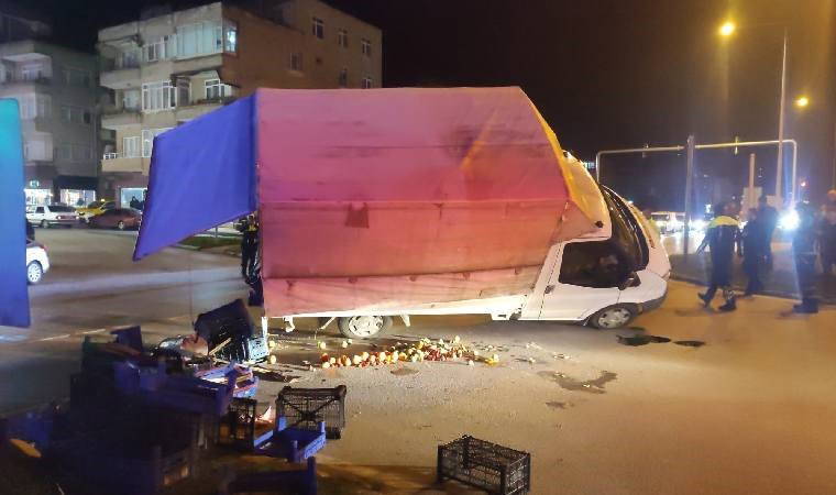 Kamyonet ile otomobil birbirine girdi: Yaralılar var!