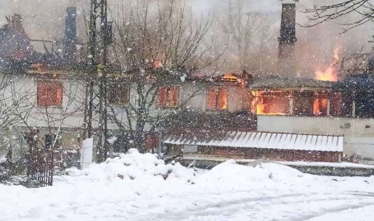 Evinde çıkan yangında komşuları kurtardı