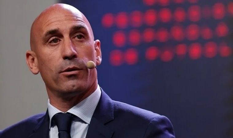 İspanya'da kadın futbolcuyu öpen eski federasyon başkanına para cezası