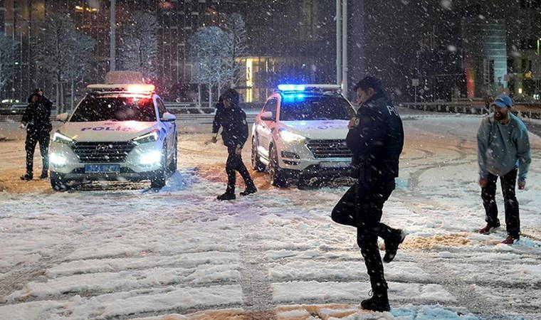 İstanbul kara teslim: Taksim'de polis ile yurttaşlar kar topu oynadı