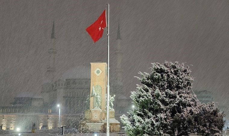 Beyaz örtü altında İstanbul: Gece manzaraları büyüledi