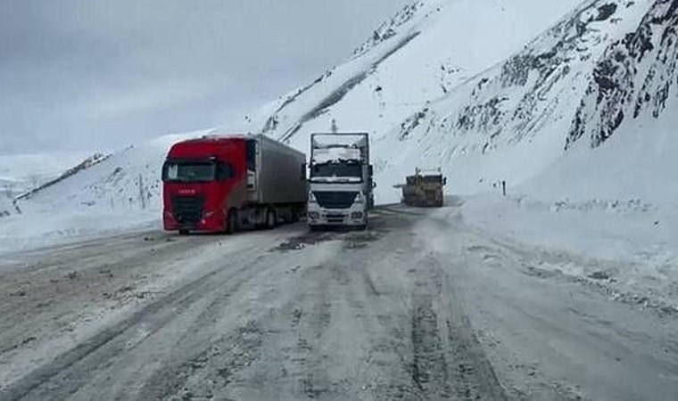 Kar ve tipi nedeniyle tır geçişine kapatılan Bingöl-Erzurum kara yolu ulaşıma açıldı