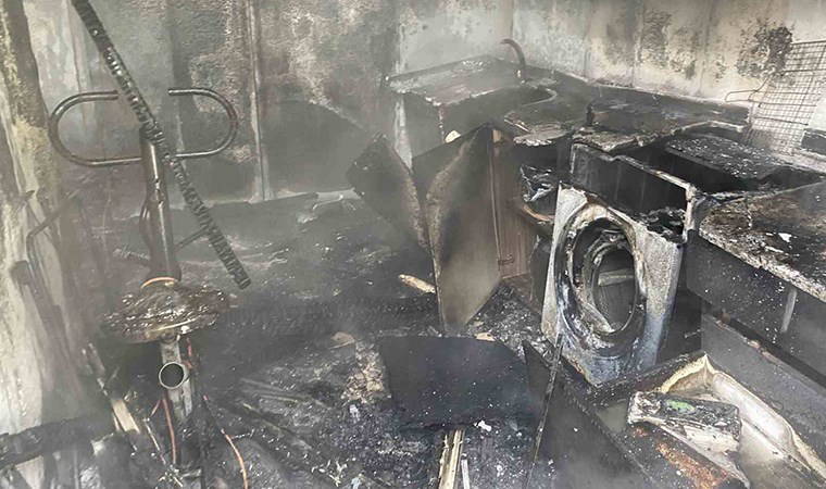 Kocaeli'de yangın paniği! Prefabrik ev alev alev yandı: Eşyalar kül oldu