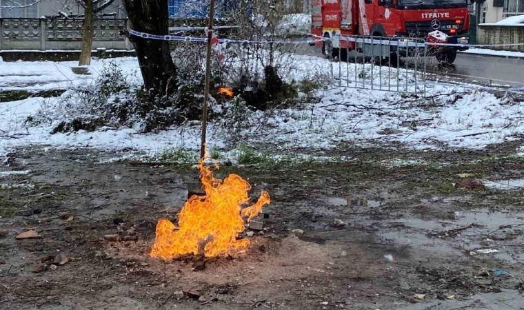 Kocaeli’deki yer altından çıkan metan gazı kar yağışına rağmen 4 gündür yanıyor
