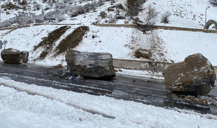 Faciadan dönüldü: Van'da yamaçtan kopan dev kayalar, yola düştü!