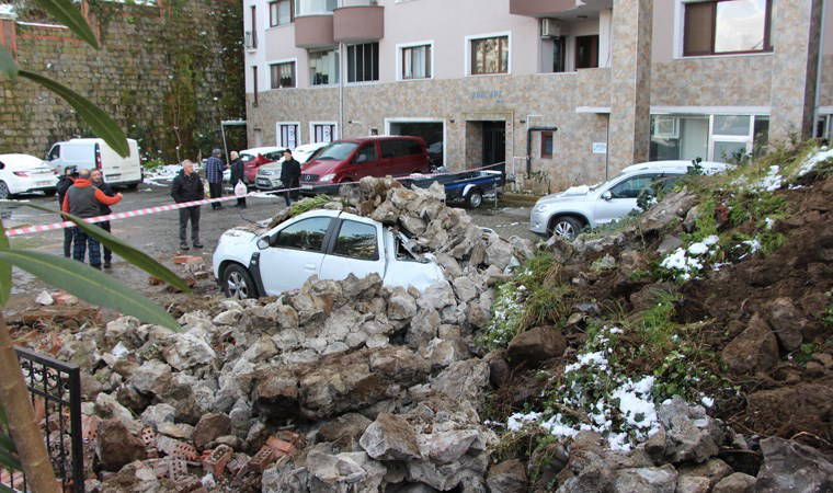 Taş parçalarının altında kalacaktı! İstinat duvarı çöktü, 30 saniyeyle kurtuldu