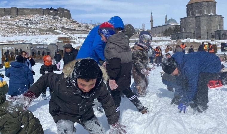 Kars’ta kar eğlencesi: Çocuklar kar topu savaşı yaptı, aileler halay çekti!