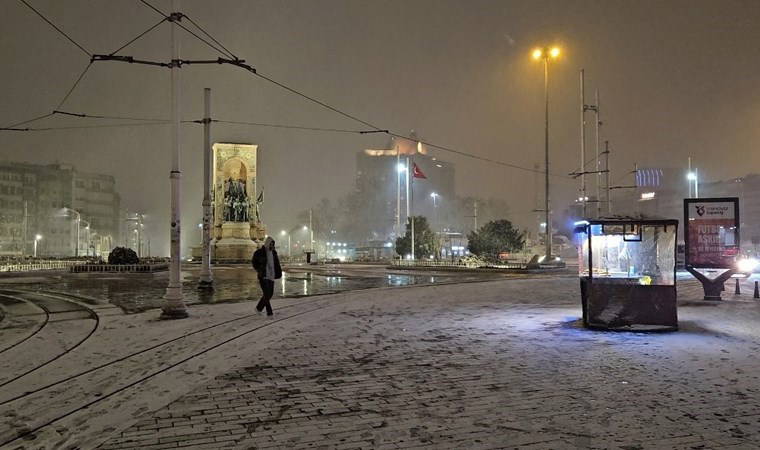 İstanbul kışa teslim... Kar yağışı 3. gününde de devam etti: Taksim Meydanı beyaza büründü