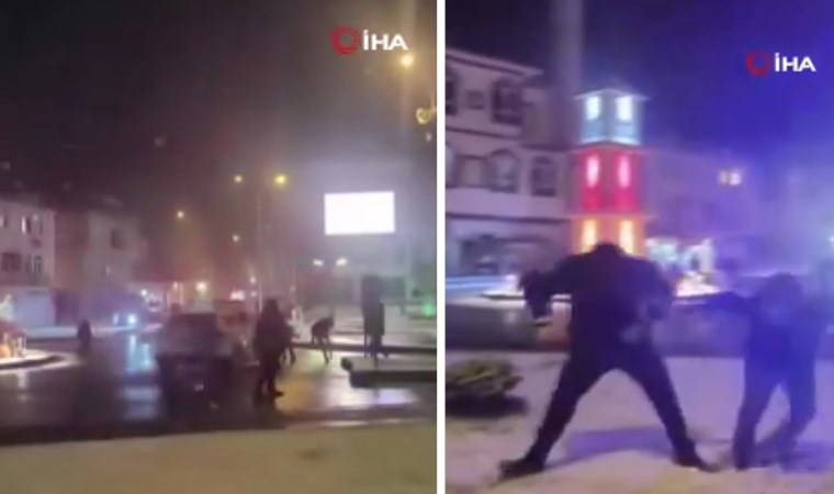 Balıkesir'den renkli görüntüler: Çocuklar, devriye gezen polis ekipleriyle kar topu oynadı