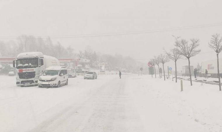 Yalova'da 'kar yağışı' etkisi: 3 kişi otomobilde mahsur kaldı