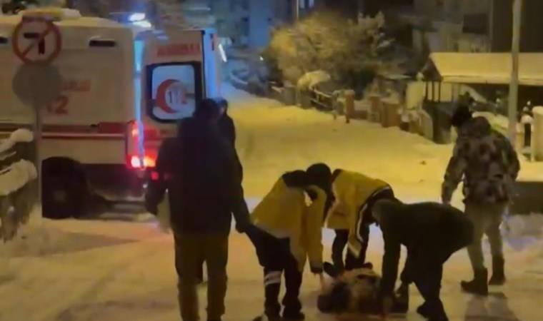 Karda tepsiyle kayarken duvara çarptı: Durumu ağır!