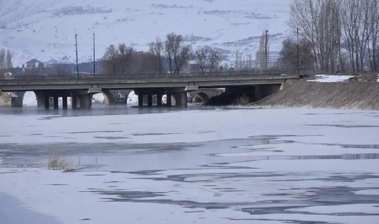Sivas'ta termometreler eksi 18'i gördü: Kızılırmak Nehri buz tuttu!