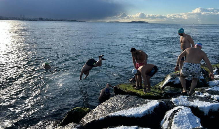 Karlı havaya aldırış etmediler, buz gibi denizde yüzdüler: 'Alışkın olmayanlara tavsiye etmiyoruz'