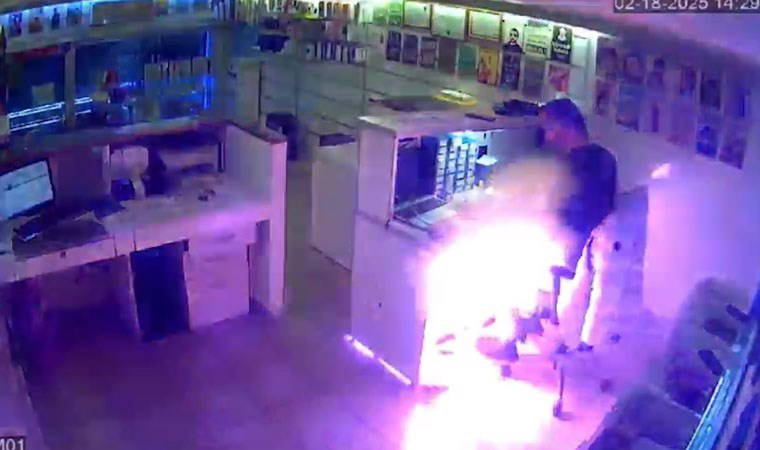 Saniyelerle kurtuldu! Şişen cep telefonu bataryası masasında patladı: 'Tam yemek yerken hissettim...'