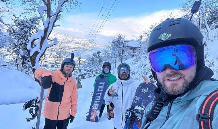 Ordu’da kar kalınlığı 40 santimi buldu: Sokaklarda snowboard yaptılar