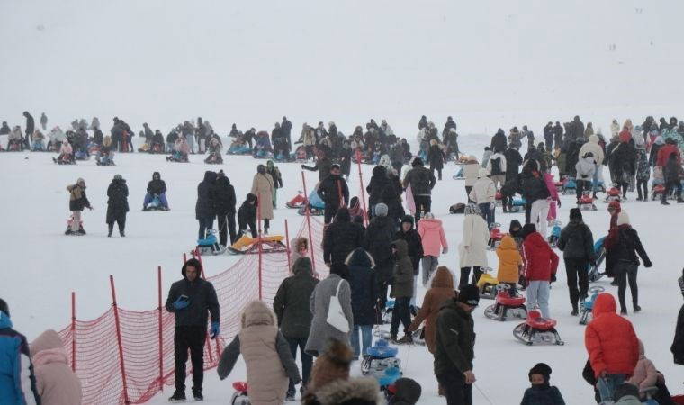 Erciyes'e ziyaretçi akını: Pistler doldu