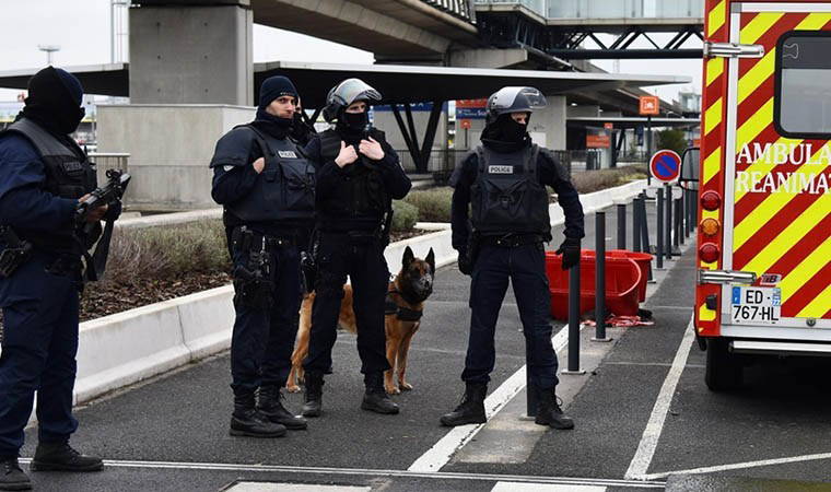 Macron 'terör eylemi' dedi... Fransa'da bıçaklı saldırı: 1 ölü, 5 yaralı
