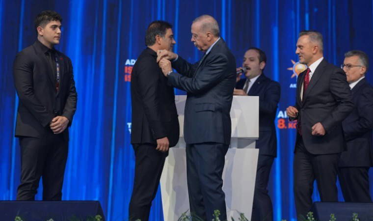 AKP kongresinde dikkat çeken anlar: Erdoğan eliyle itti!