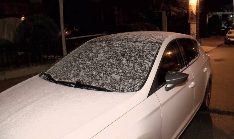 İstanbul'da araçların camları buz tuttu; ekipler yolları tuzladı