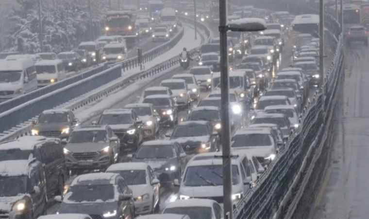İstanbul'da haftanın ilk iş gününde trafik yoğunluğu yaşanıyor