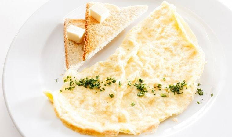 Sabah kahvaltısına protein deposu enfes lezzet: Beyaz omlet tarifi