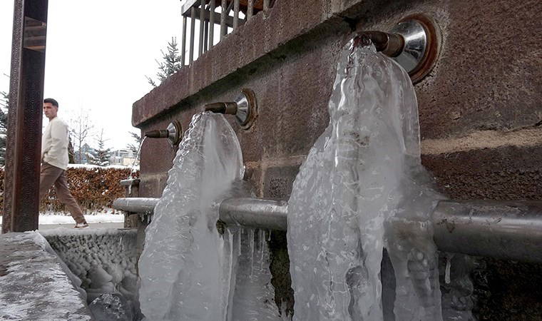 Erzurum'un 2 ilçesi resmen dondu! Termometreler eksi 32,6 dereceyi gördü: Aras Nehri buz tuttu!