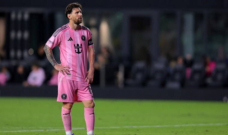 Maç sonu gergin anlar: Lionel Messi hakemle tartıştı!