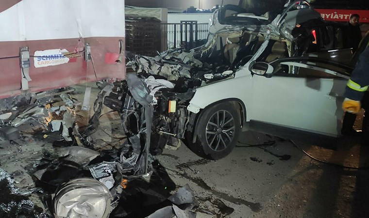 Direksiyon kontrolünü kaybetti... Manisa'da otomobil, park halindeki TIR'a çarptı: 2 ölü