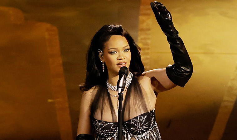 Bekleyiş son buluyor: Dünyaca ünlü şarkıcı Rihanna'dan albüm müjdesi!