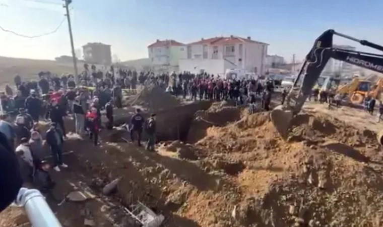 Antalya'da kanalizasyon çalışması sırasında bir işçi göçük altında kaldı