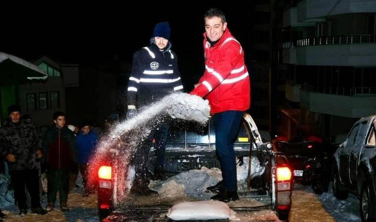 1 Mayıs'ta işçilerle çöp toplamıştı: Giresun Belediye Başkanı CHP'li Köse, karla mücadele çalışmalarına katıldı