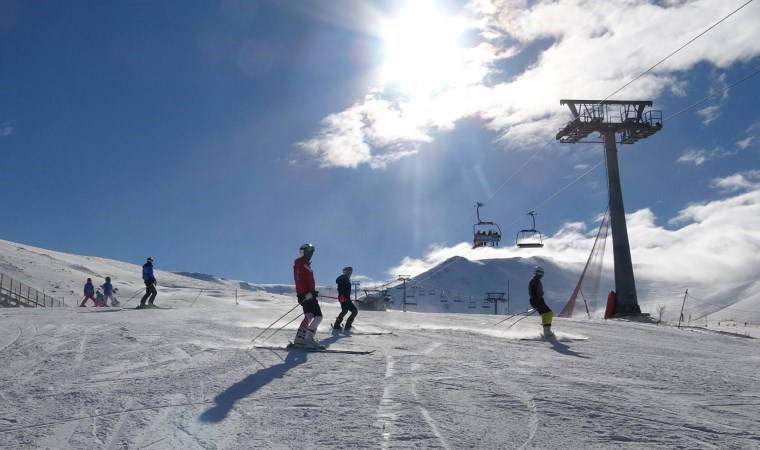 Palandöken Dağı'nda yasaklı bölgede kayak yapan ve kask takmayanlara ceza