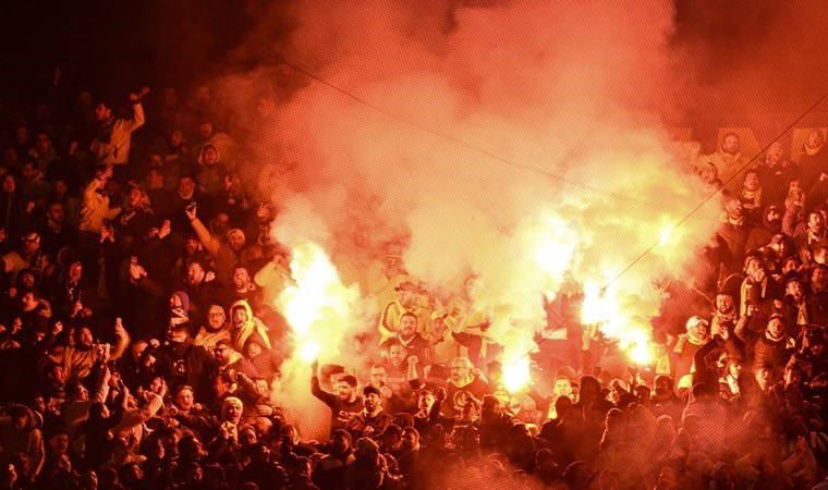 Hakem maçı durdurdu...