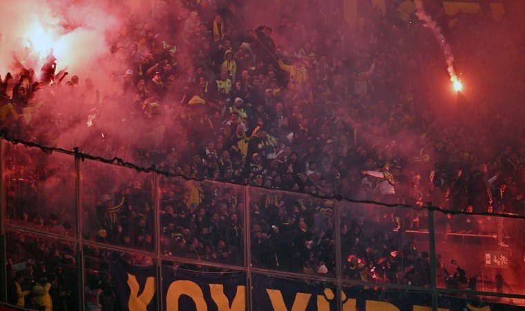 Seyircilerin üzerine meşale atmışlardı