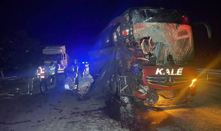 Bolu'da yolcu otobüsü TIR'a çarptı: Yaralılar var!