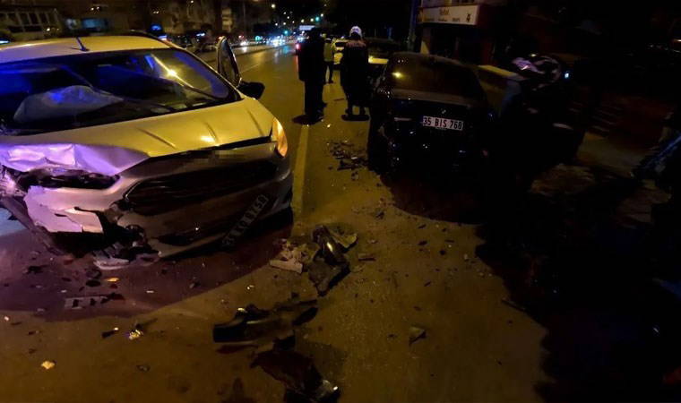 İzmir’de alkollü gencin kaçırdığı resmi araç 5 lüks otomobile çarptı