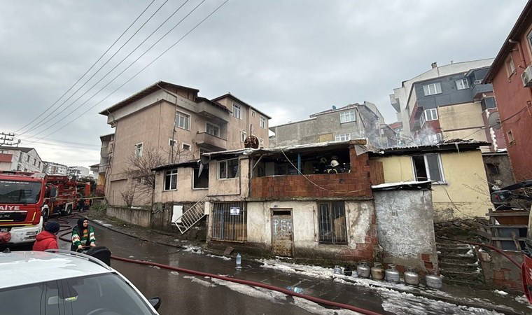 Kocaeli'nde evde yangın çıktı... 5 kişi hastaneye kaldırıldı