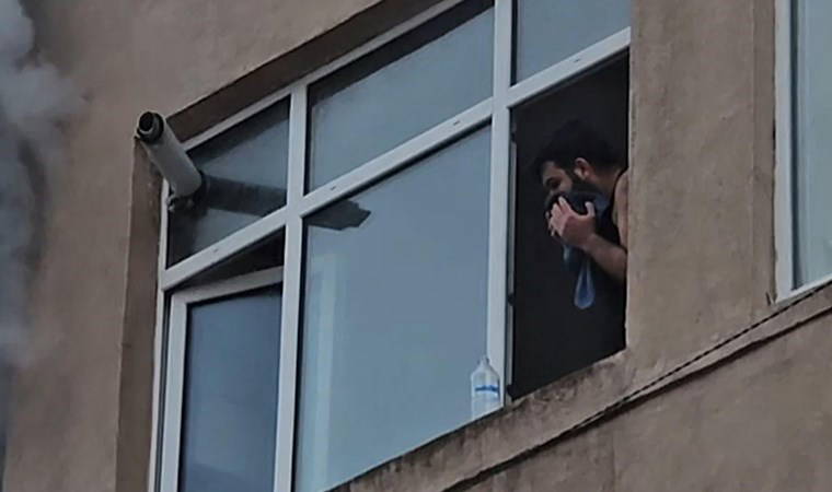 İstanbul Fatih'te 6 katlı binada yangın paniği! Yüzüne tişörtünü bastırdı, pencerede yardım bekledi...