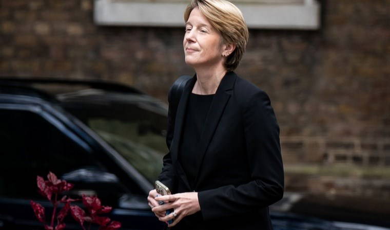 İngiltere'de üst düzey istifa: Eleştiriler üzerine görevi bırakıyor