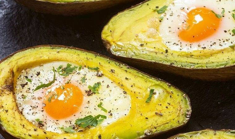 Kahvaltıya farklı bir dokunuş: Fırında avokadolu yumurta
