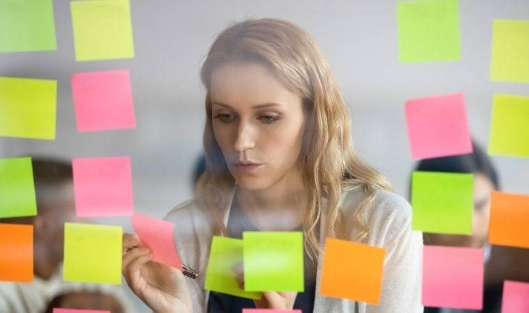 Her şeyi fazlasıyla düşünen 4 burç: Bu burçların kafasındaki sesler hiçbir zaman susmuyor..