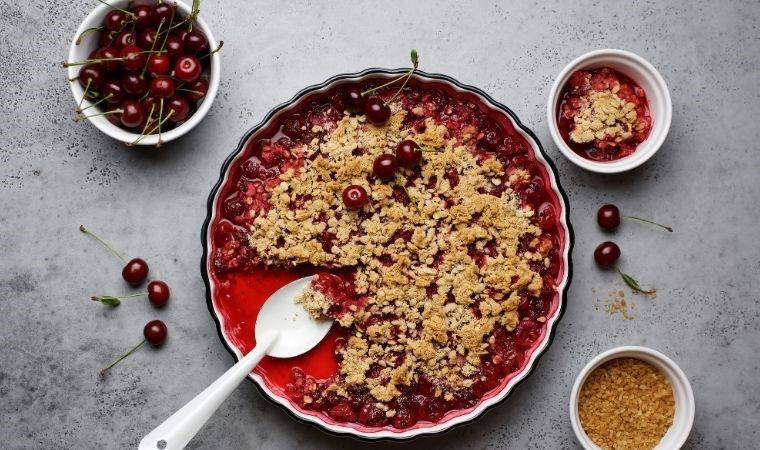 Tatlı krizlerine hafif ve lezzetli çözüm: Vişneli crumble tarifi