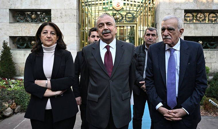 Türkiye'de kritik gün! Gözler saat 17.00'de... DEM Parti, İmralı dönüşü açıklama yapacak: Abdullah Öcalan'ın 'silah bırakma' çağrısı mı okunacak?