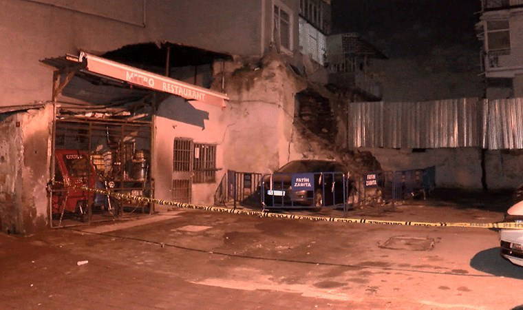 İstanbul'da otoparkta duvar çöktü: Araçlar hasar gördü