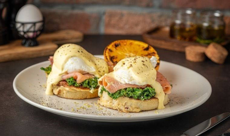 Evinizde gurme kahvaltı keyfinin tadını çıkarın: Egg Benedict tarifi