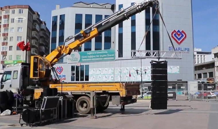 Öcalan'ın 'çağrısı' öncesi Diyarbakır ve Van meydanlarına dev ekranlar kuruldu