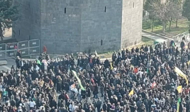 Öcalan'ın çağrısı için Diyarbakır'da kalabalık meydana toplandı