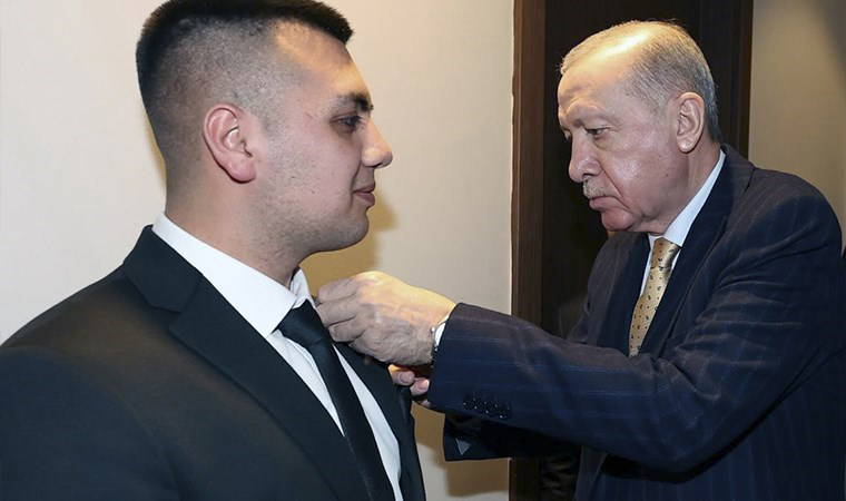 Recep Tayyip Erdoğan'a parti rozetini AKP'li Cumhurbaşkanı Recep Tayyip Erdoğan taktı