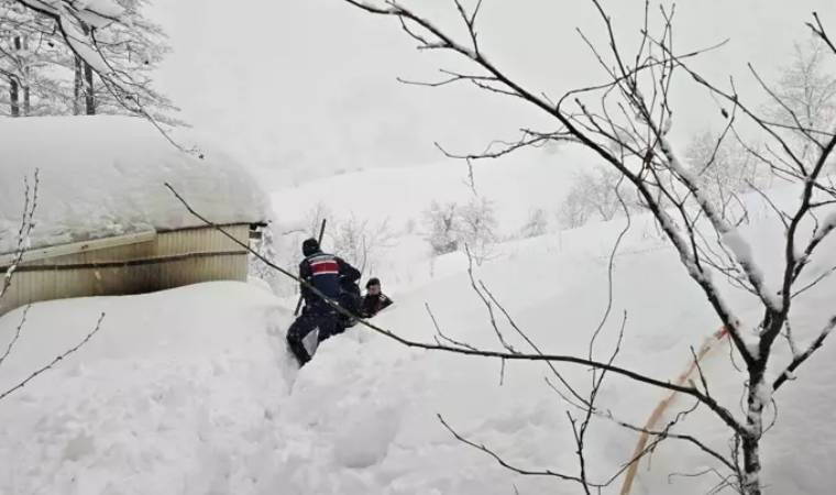 Hopa’da kar nedeniyle mahsur kalan yaşlı adam kurtarıldı