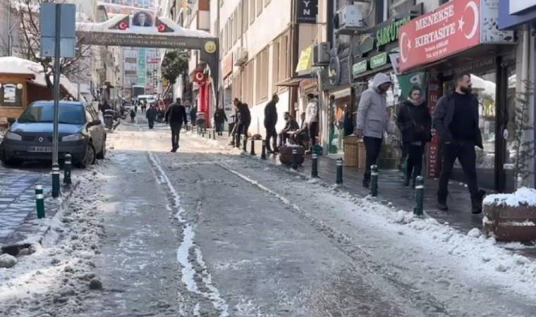 Artvin’de çatıdan düşen kar kütlesinden saniyelerle kurtuldu